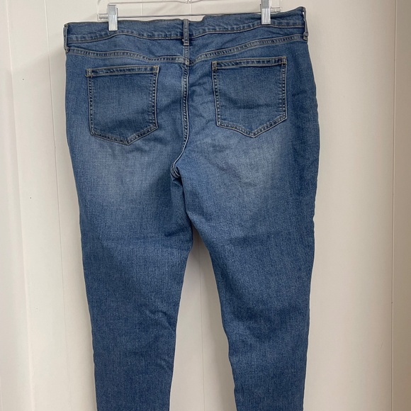 Old Navy The Flirt Boyfriend Jeans Women’s Size 14 Regular Medium Wash Stretch - Picture 3 of 5
